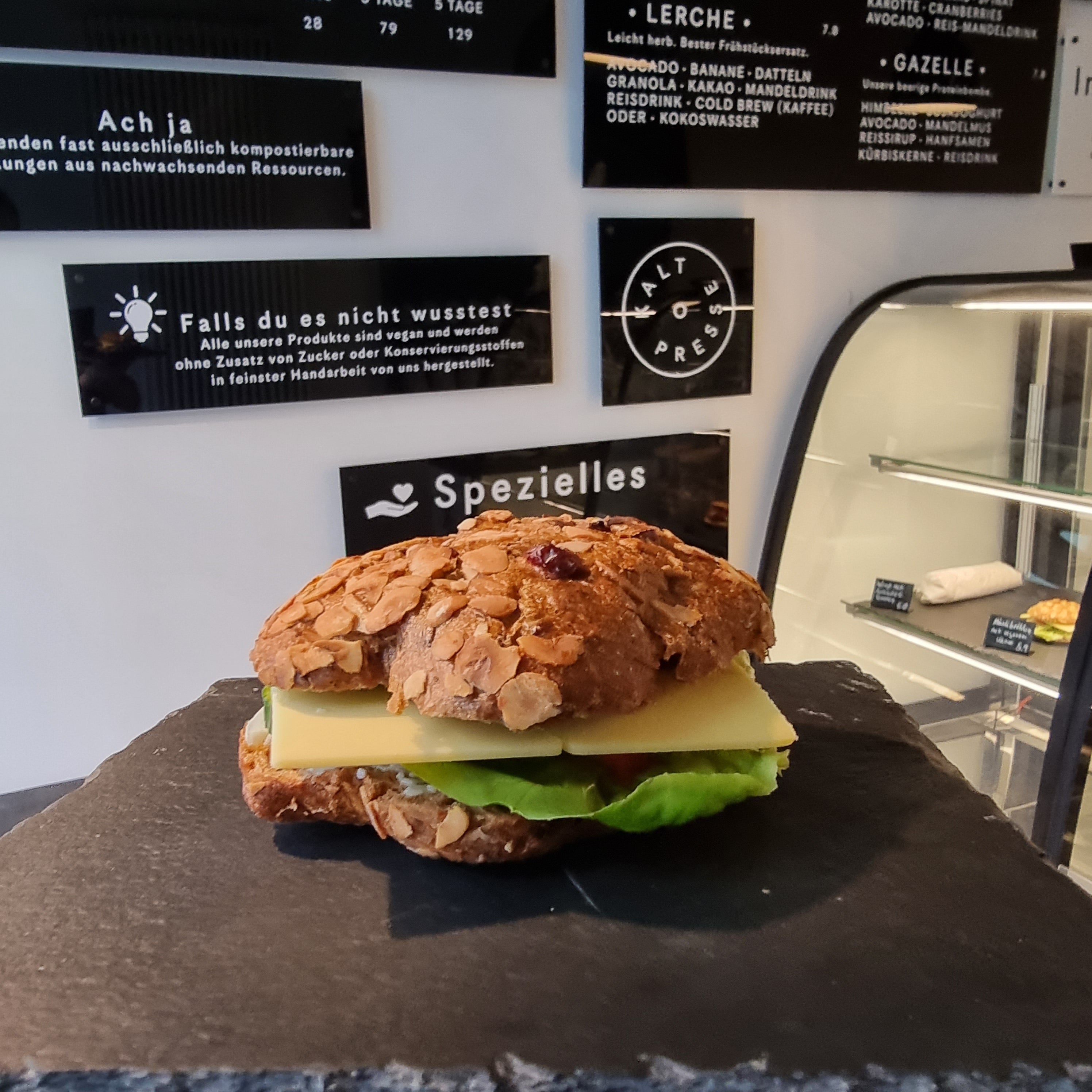 Müsli-Brötchen mit veganem Käse