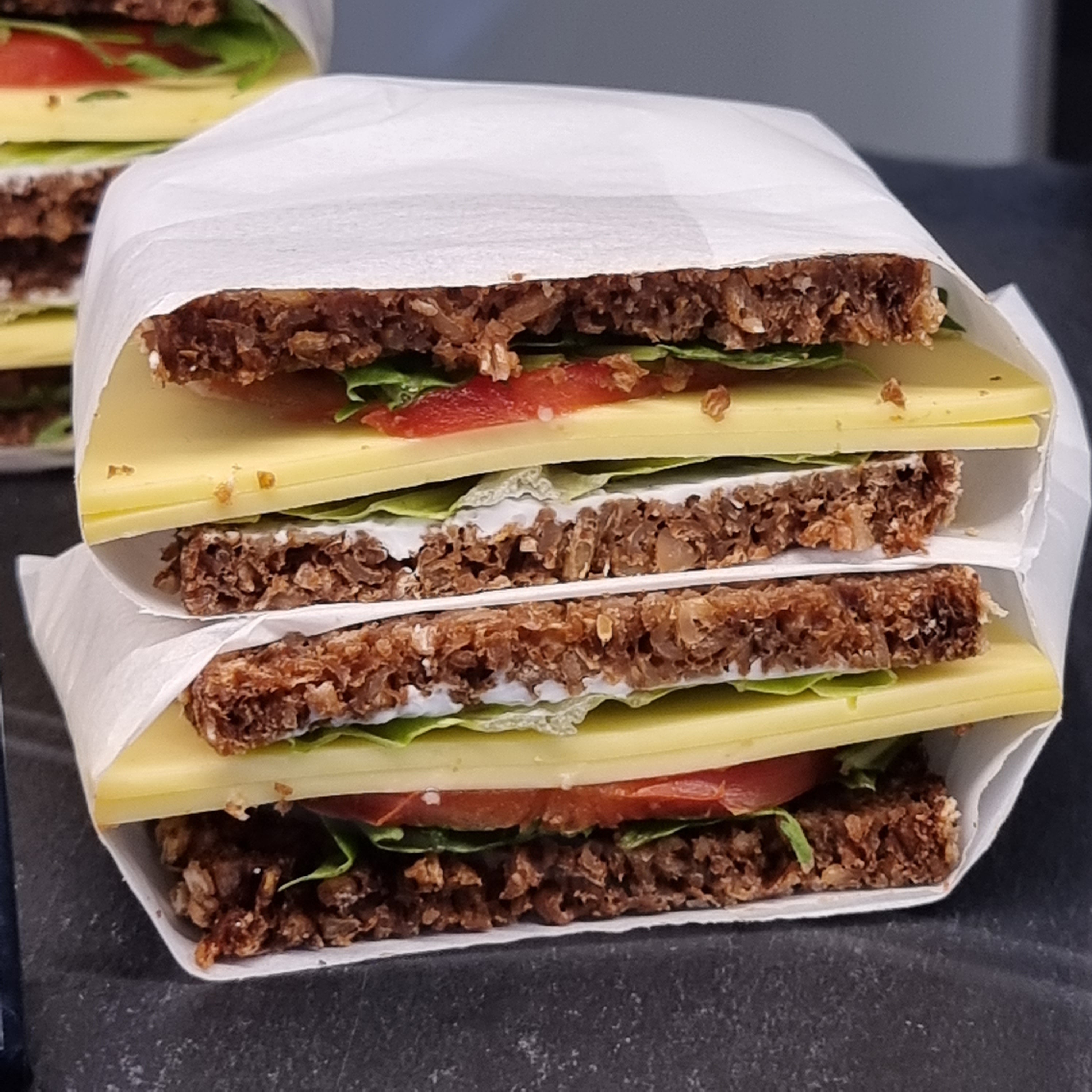 Vollkornbrot mit veganem Käse
