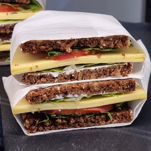 Vollkornbrot mit veganem Käse